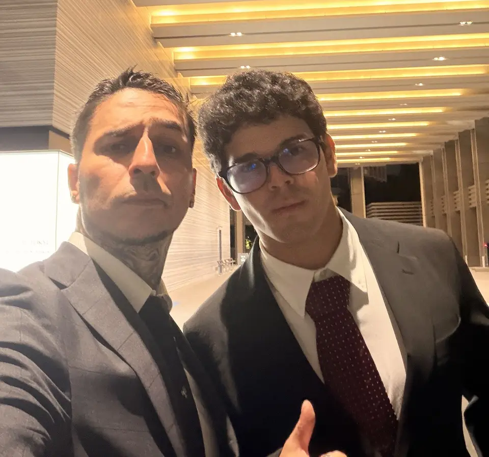 Selfie de Carlos y Valerio de traje, de noche en Tokio